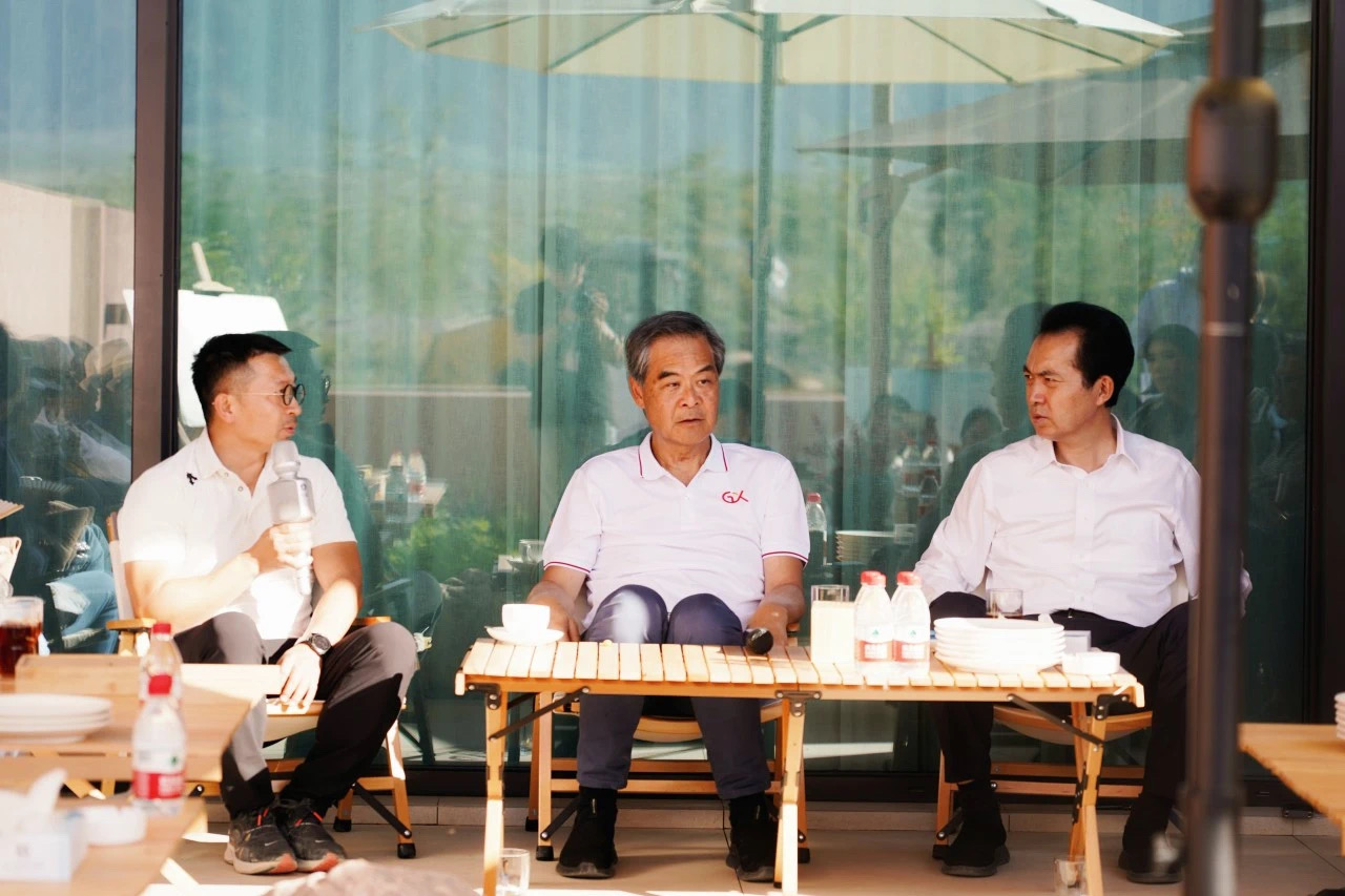 全国政协副主席梁振英参观调研